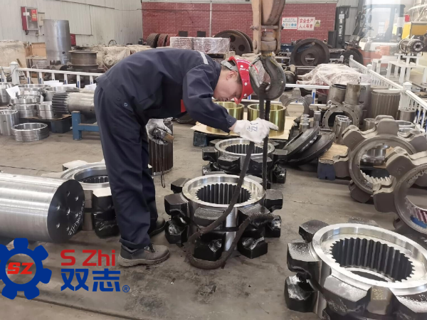 致敬每一位一線工人，堅守崗位，兢兢業(yè)業(yè)。_河南雙志